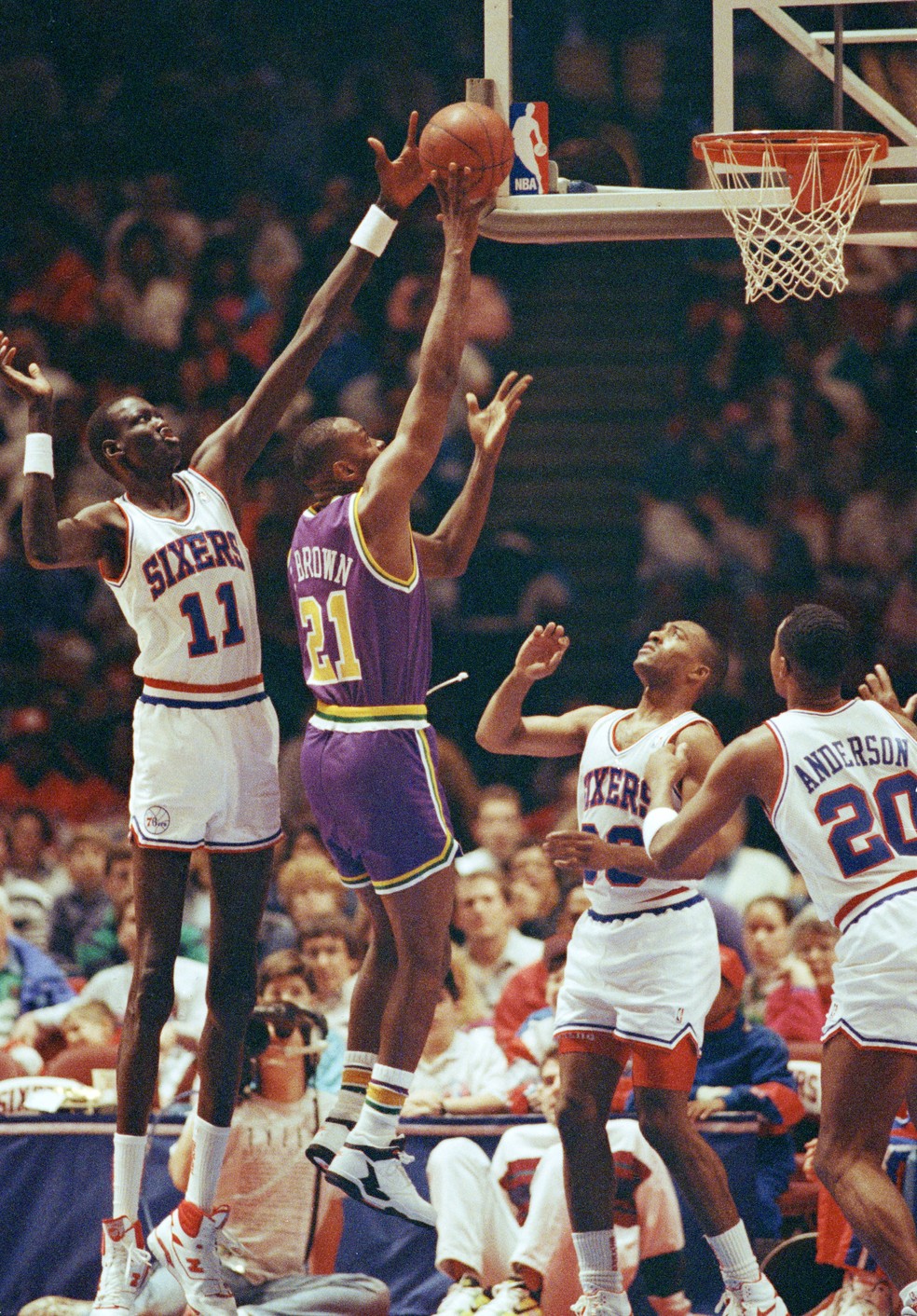 Ex-técnico diz que escolheu idade de Manute Bol e ele jogou com 50 anos na NBA (Foto: AP )