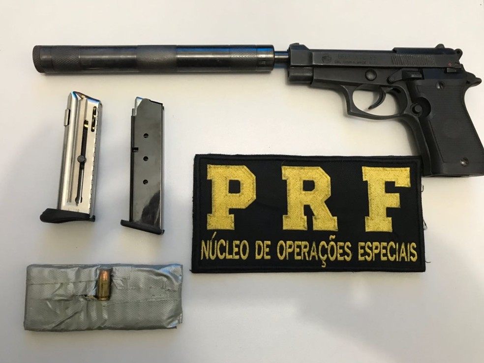 Pistola 8mm de fabricação italiana foi encontrada com o ex-policial em Maceió  (Foto: Divulgação/PRF)