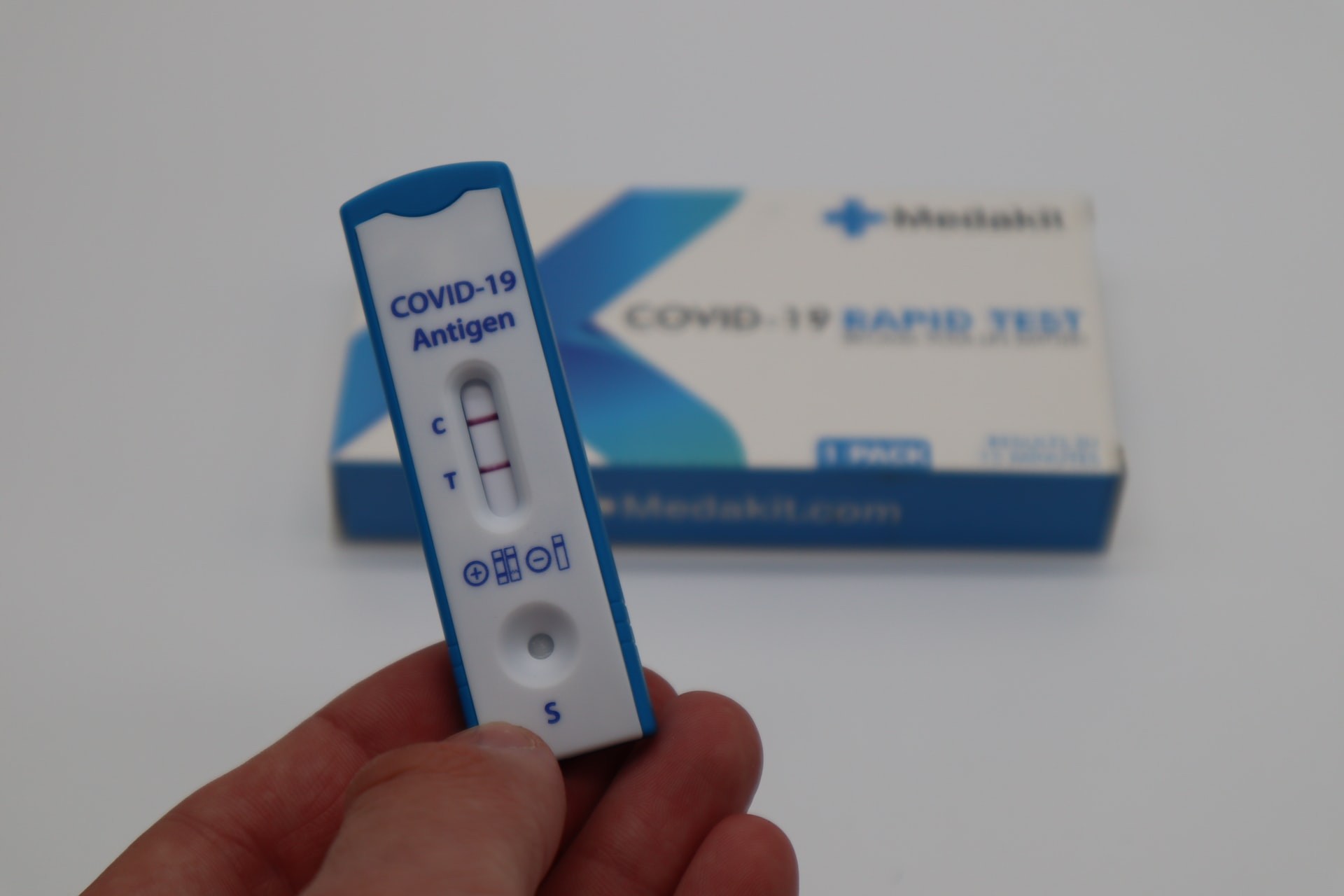 Testes semanais podem ser boa alternativa para evitar a transmissão em massa da Covid-19 (Foto: Medakit Ltd / Unsplash)