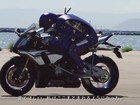 Valentino Rossi encontra 'robô-motoqueiro' Motobot da Yamaha 