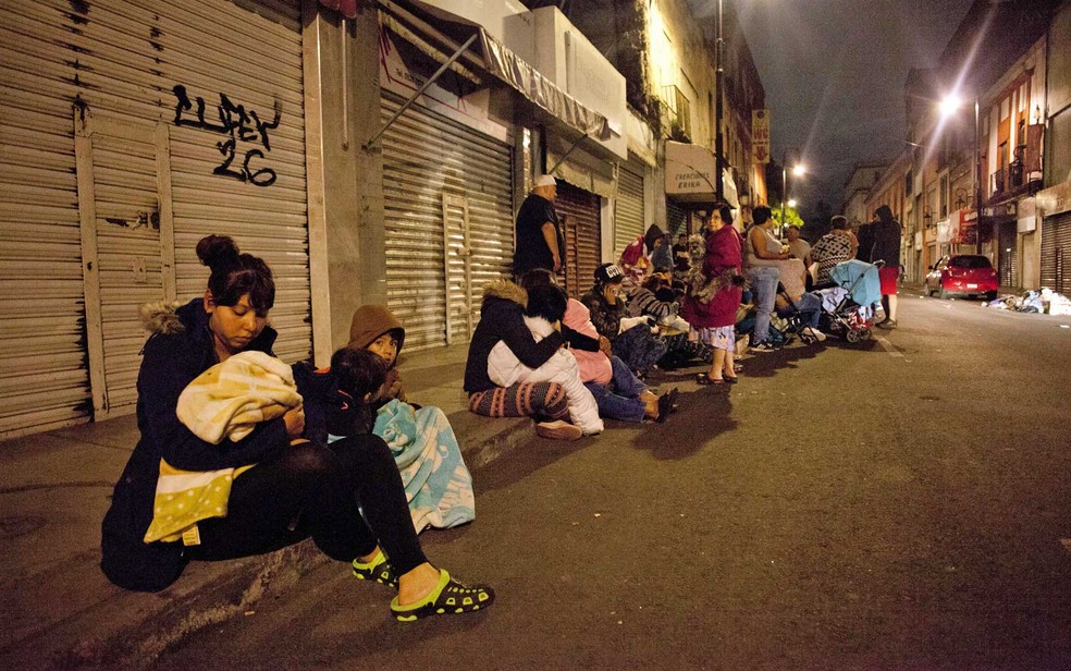 Famílias deixam seus imóveis na Cidade do México após forte tremor (Foto: Pedro Pardo / AFP Photo)