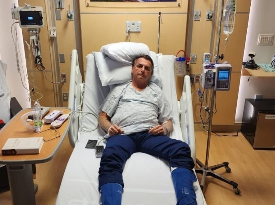 Bolsonaro posta foto no hospital em Orlando