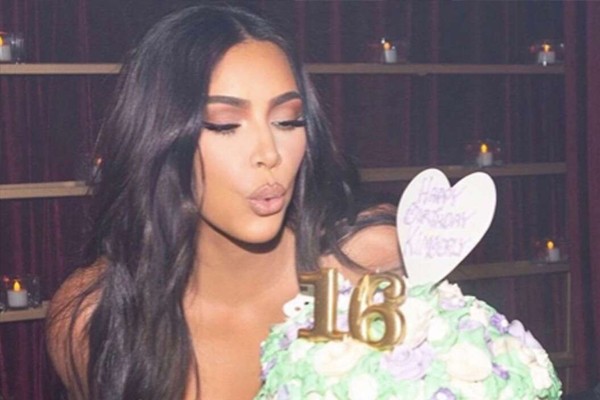 Kim Kardashian comemorou seus 40 anos em 2020 reunindo amigos e familiares em uma ilha particular, o que lhe rendeu muitas críticas nas redes sociais (Foto: Reprodução / Instagram)