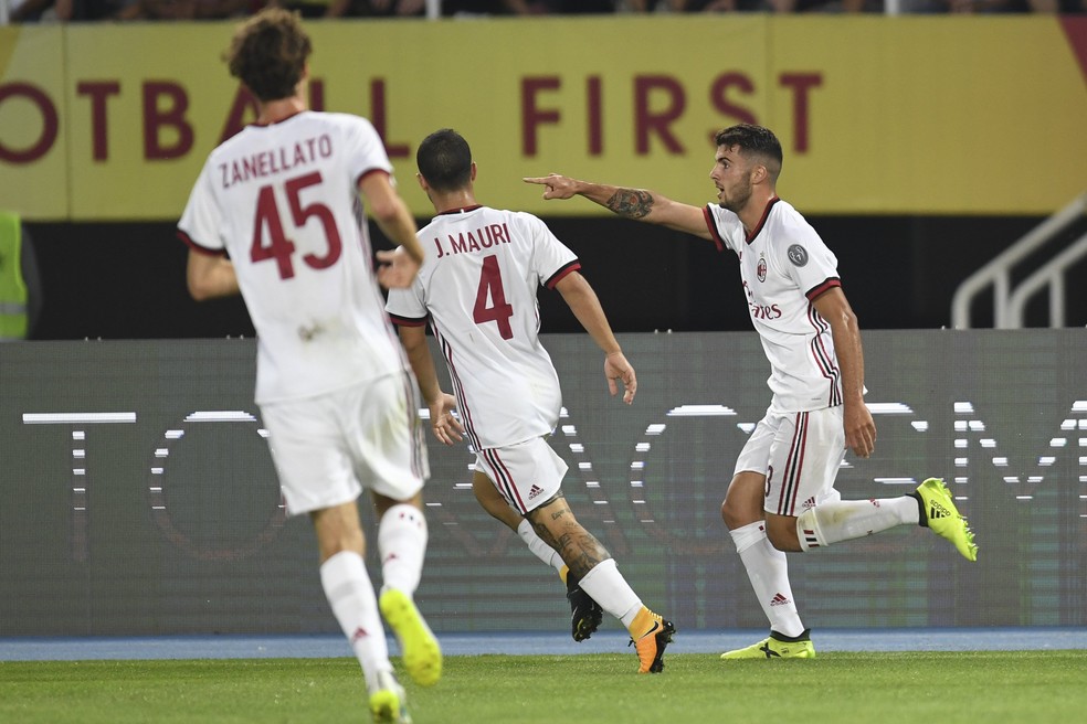 Crutone comemora depois de fazer o gol da vitória do Milan contra o Shkendija (Foto: EFE/GEORGI LICOVSKI)