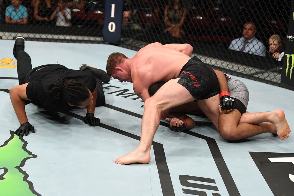 Gerald Meerschaert com a finalizaÃ§Ã£o encaixada em Trevin Giles, enquanto Herb Dean observa antes de interromper â?? Foto: Getty Images