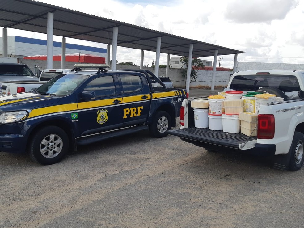 Transporte de laticínios era feito em baldes e recipientes plásticos irregulares  — Foto: PRF/Divulgação