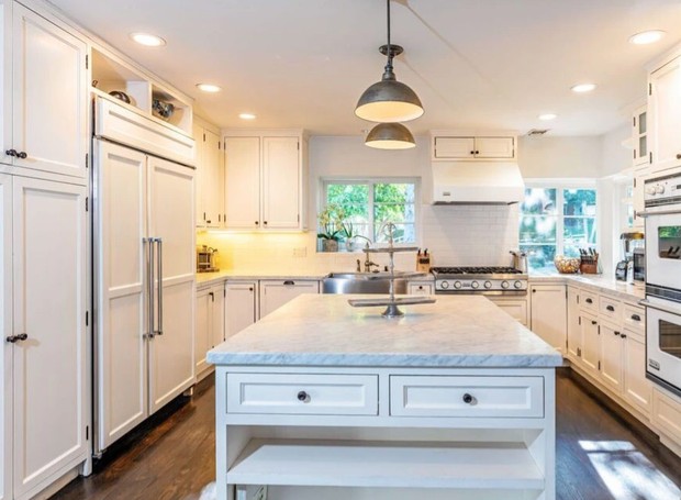 A ex-mansão de Drake tem uma cozinha completa em tons de branco e ar industrial (Foto: Redfin / Reprodução)