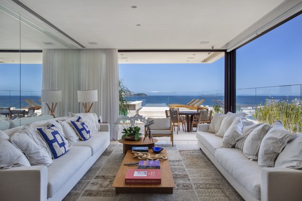 Dúplex de 480 m² tem décor neutro e vista para a praia  (Foto: Juliano Colodeti/MCA Estúdio)