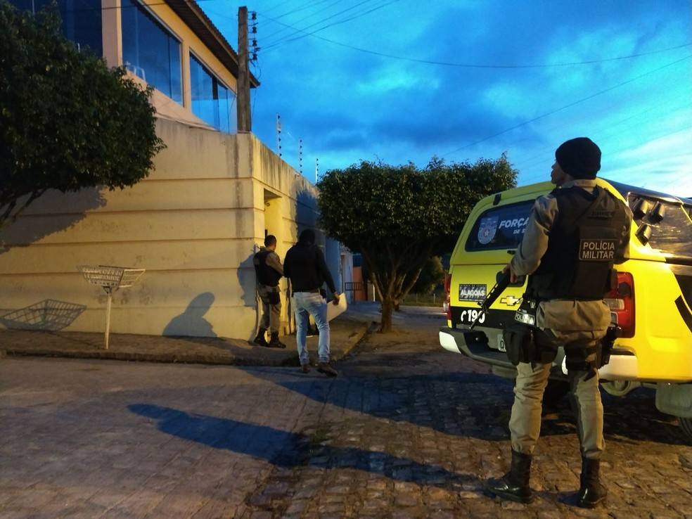 Operação foi deflagrada na madrugada em Maceió e no interior do estado (Foto: Ascom/MP)