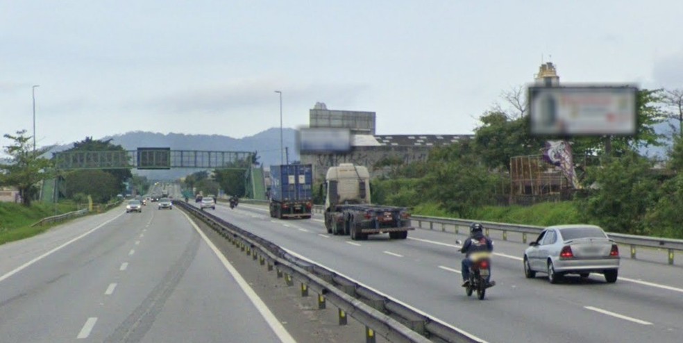 Moradores enfrentam alagamentos e insegurança em trecho da Rodovia dos Imigrantes em São Vicente — Foto: Reprodução/Google