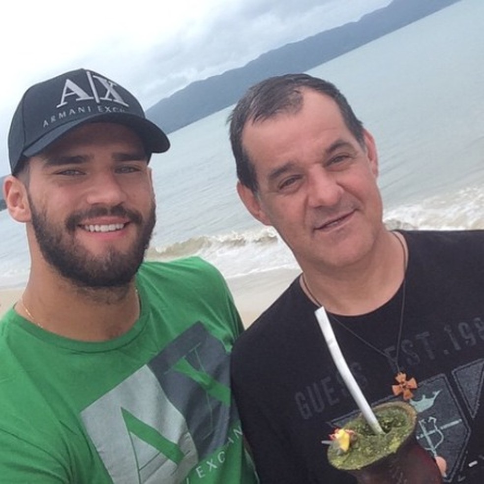 Alisson e o pai José Agostinho em foto publicada nas redes sociais em 14 de março de 2015 — Foto: Reprodução/Instagram @AlissonBecker