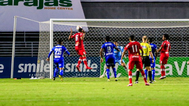 Igor Cariús aparece livre para marcar de cabeça