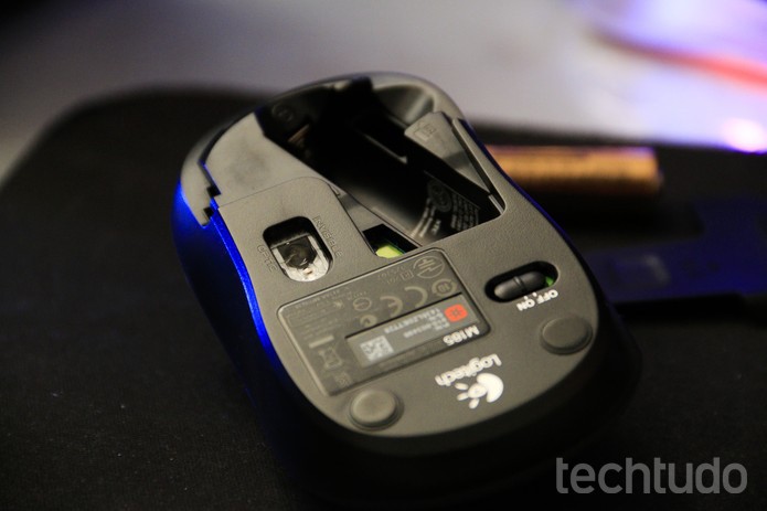 Alguns mouses possuem indicadores luminosos que avisam quando a bateria est? acabando. (Foto: Itair Siqueira/T