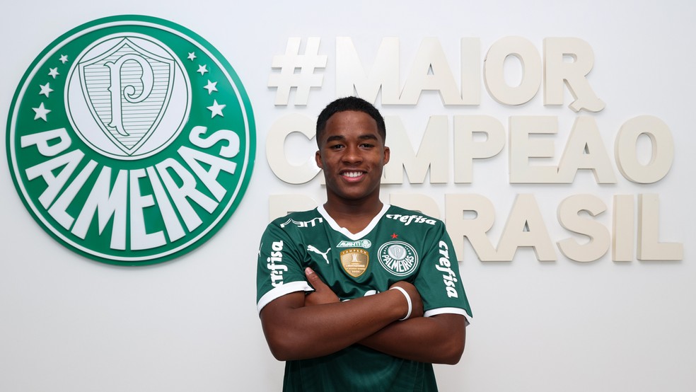 Endrick assina primeiro contrato profissional com o Palmeiras — Foto: Fabio Menotti / Ag. Palmeiras