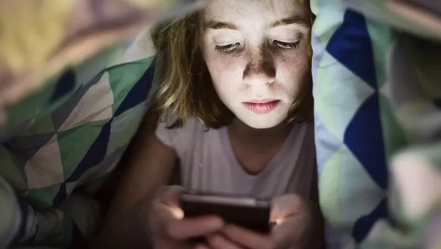 Estímulos luminosos durante a noite inibem a melatonina, o hormônio do sono (Foto: Getty Images via BBC)