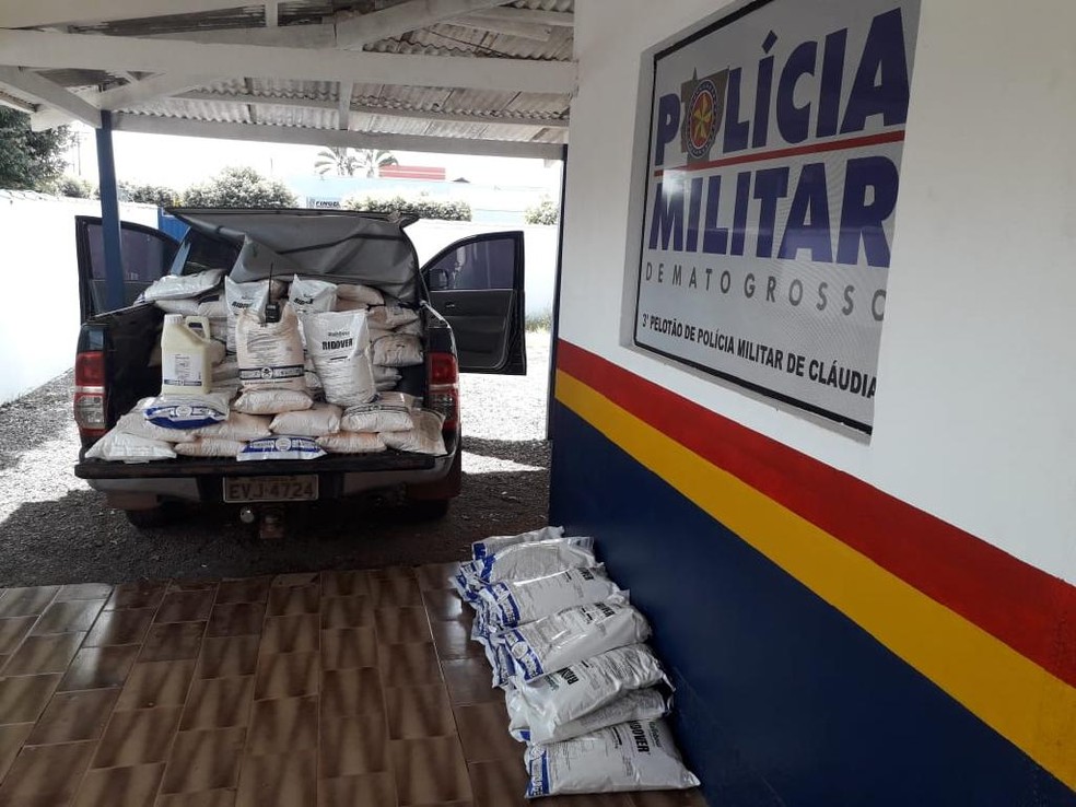 Produtos e caminhonete foram apreendidos — Foto: Polícia Militar/Divulgação