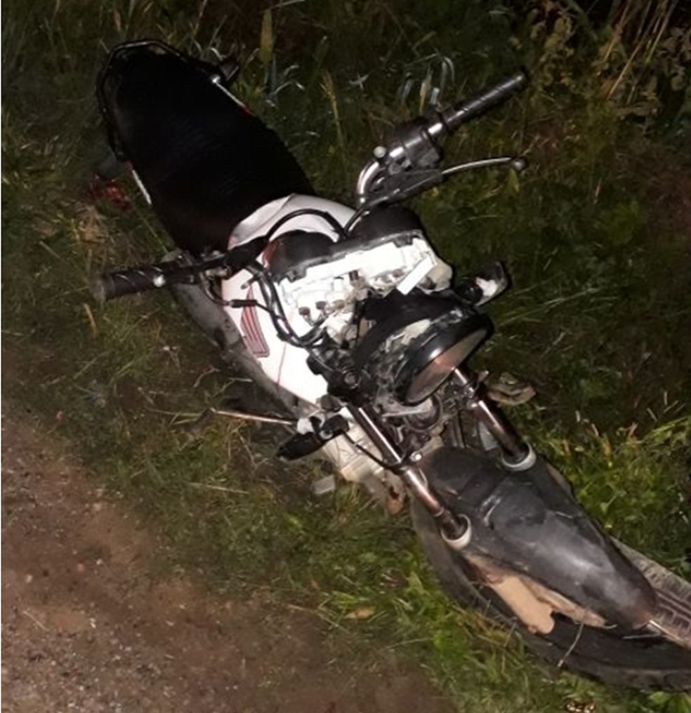 Motocicleta  guiada pelas vÃ­timas durante acidente em Toritama (Foto: WhatsApp/ReproduÃ§Ã£o)