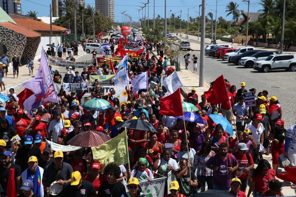 Fortaleza, 10h: Manifestantes percorreram ruas do Bairro Praia do Futuro — Foto: Natinho Rodrigues/SVM
