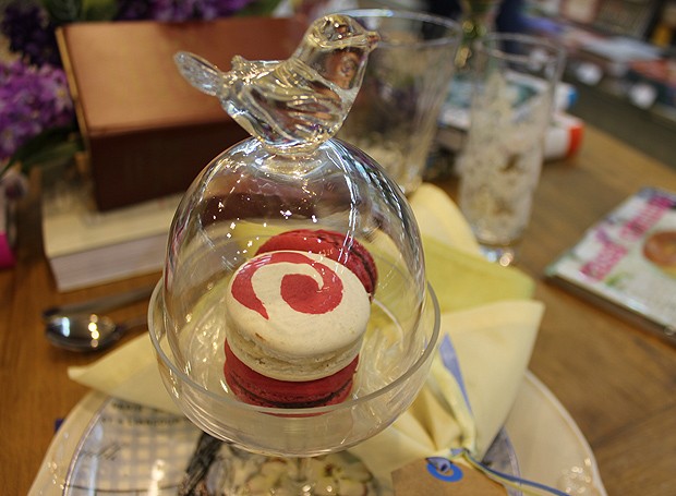 A redoma de vidro é um dos detalhes da mesa romântica (Foto: Mayara Petrow/ Casa e Comida)