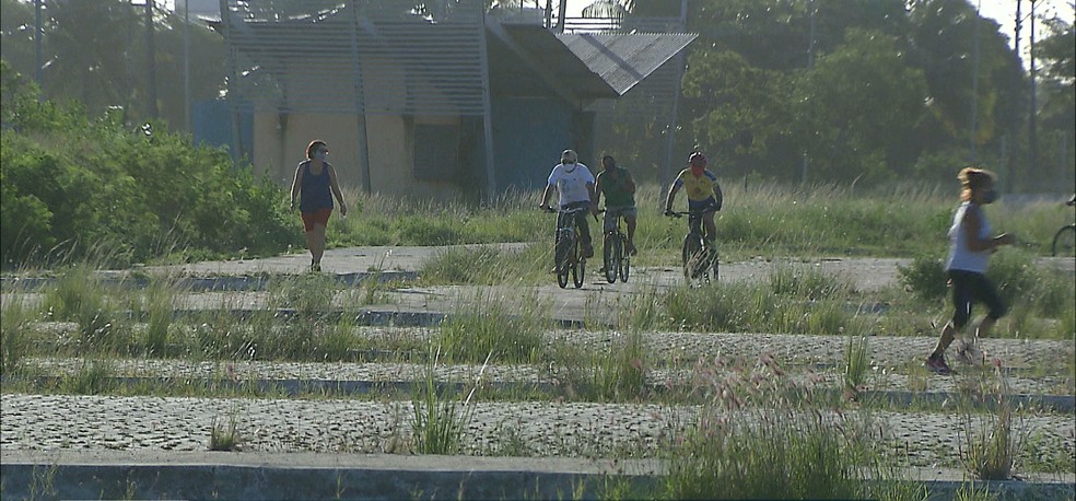 População pratica exercícios ao ar livre em João Pessoa, mesmo com decreto proibindo — Foto: TV Cabo Branco/Reprodução