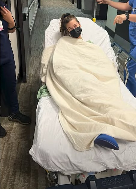Hailey Bieber no hospital após ter um mini derrame (Foto: Reprodução/ Youtube)
