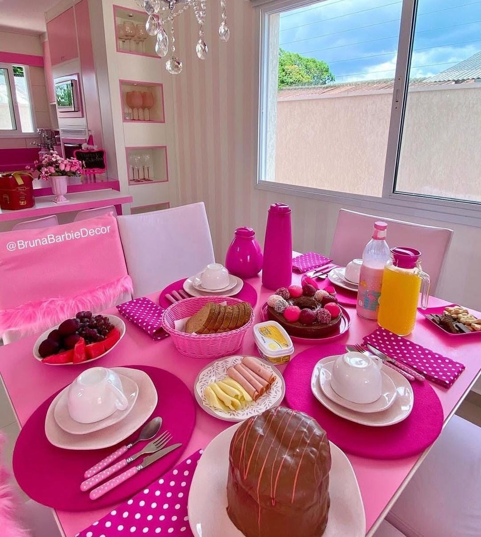 Utensílios domésticos do universo cor de rosa da Barbie — Foto: Reprodução/Instagram