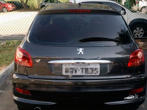 Mala do carro ficou marcada com tiro em Salvador (Foto: Ramon Ferraz/Tv Bahia)