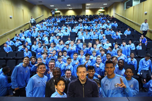 Lucas dá palestra a jovens do Grêmio, e torcedores clamam por seu retorno