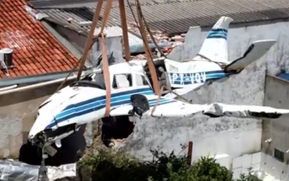 Avião que caiu em Goiânia é retirado do local do acidente  — Foto: José Washington/TV Anhanguera