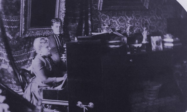 Princesa Isabel ao piano do Palácio das Laranjeiras