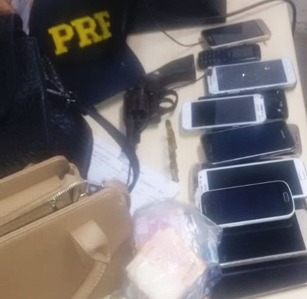 Arma foi apreendida e objetos roubados dos passageiros recuperados  â€” Foto: PRF/DivulgaÃ§Ã£o