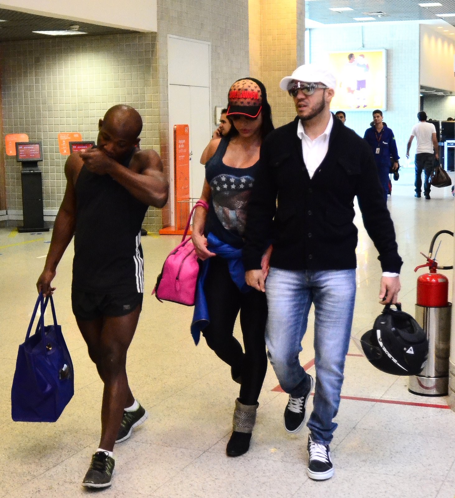 Só love! Belo e Gracyanne Barbosa trocam beijos no aeroporto - Quem 