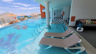 Todos os 280 quartos do Nickelodeon Hotel & Resort Riviera Maya, em Cancún, têm varanda com acesso direto às piscinas  — Foto: Eduardo Maia / O Globo