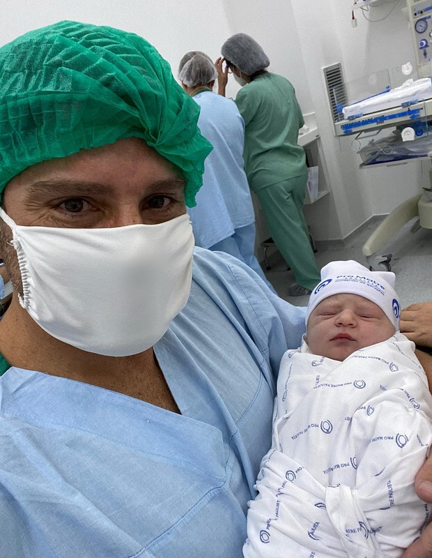 Jornalista esportivo Felipe Diniz celebra chegada do segundo filho, Henrique (Foto: Reprodução/Instagram)