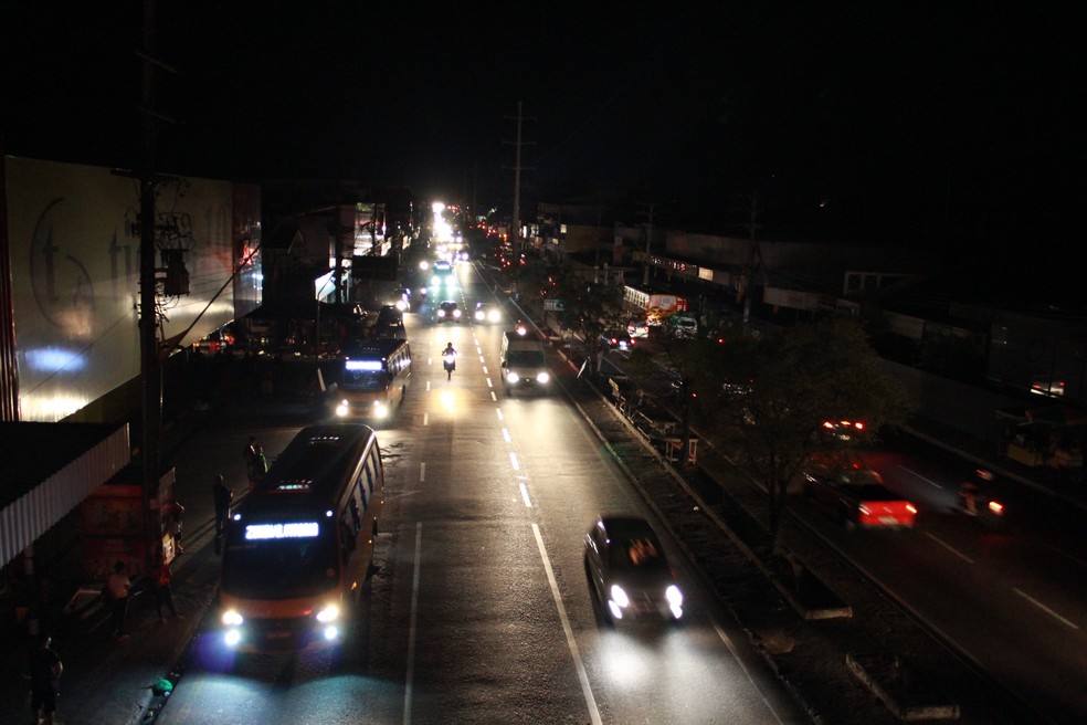 Imagem mostra Avenida Autaz Mirim, na Zona Leste de Manaus, sem energia na noite de quinta (18) — Foto: Rickardo Marques/G1 AM