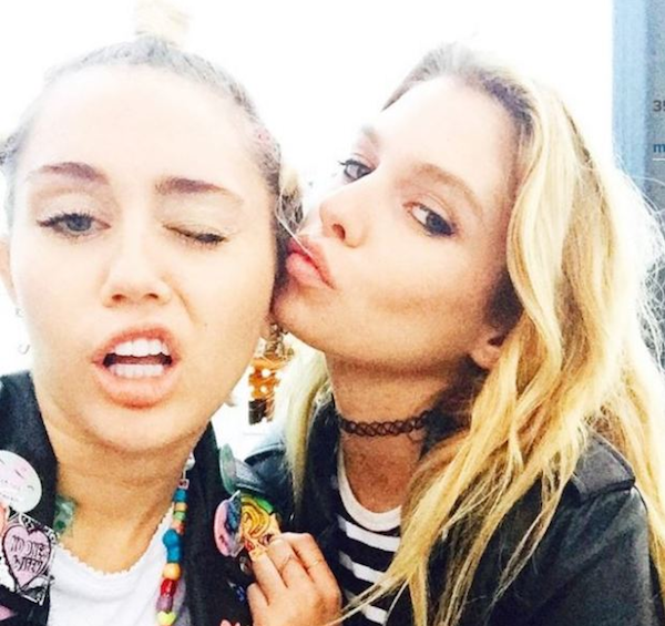 A cantora Miley Cyrus com sua ex e atual namorada de Kristen Stewart, Stella Maxwell (Foto: Instagram)