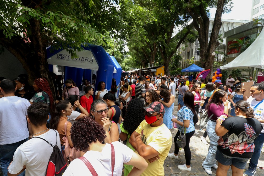 Candidatos e parentes aguardam abertura dos portões na Unicap, no Recife, para o primeiro dia de provas do Enem, neste domingo (13) — Foto: Marlon Costa/Pernambuco Press