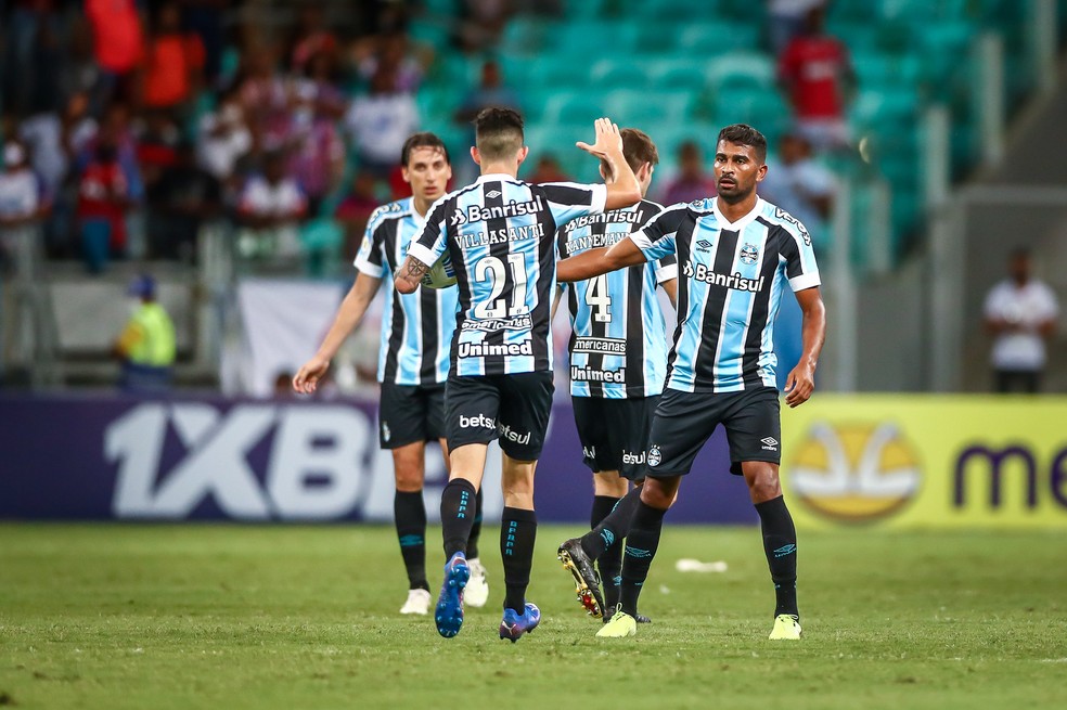 Villasanti cumprimenta Thiago Santos após gol contra o Bahia — Foto: Lucas Uebel / Grêmio FBPA