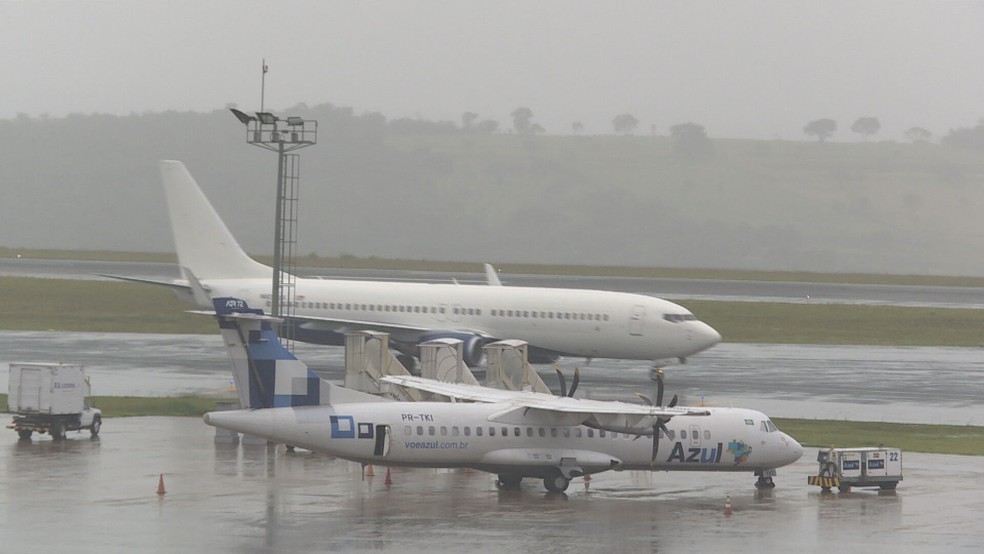 Avião com deportados chegou com mais de 100 passageiros ao Aeroporto Internacional de Belo Horizonte, em Confins  — Foto: Reprodução/TV Globo