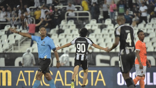 Matheus Nascimento comemora seu gol pelo Botafogo contra o Nova Iguau