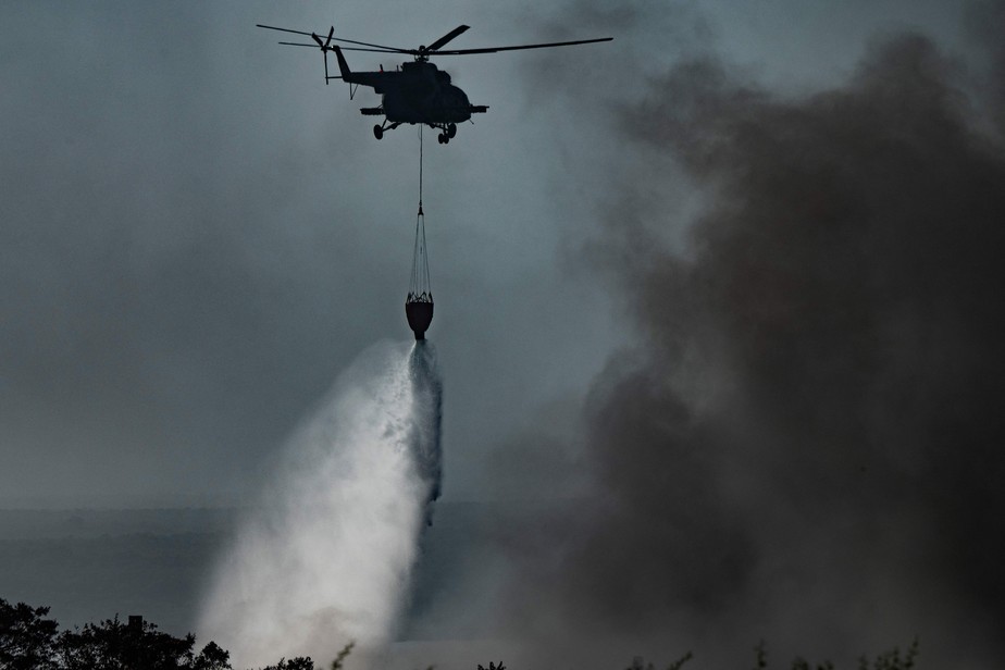 Helicóptero joga água em depósito de combustível  em Matanzas, Cuba