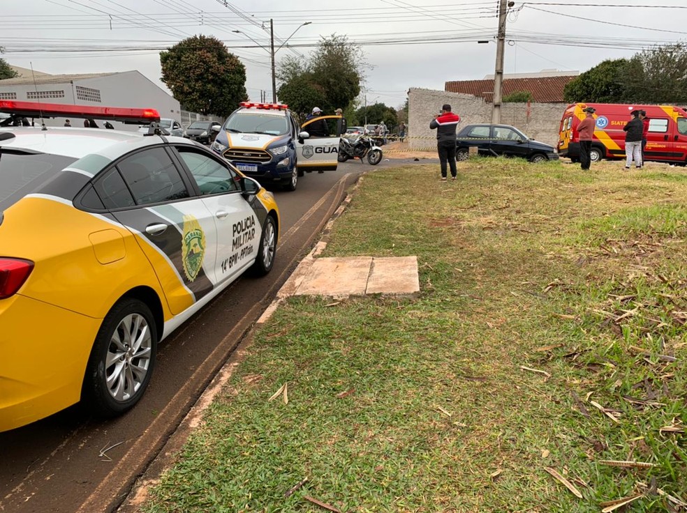 Moto e carro bateram em cruzamento de Foz do Iguaçu — Foto: Marcos Landim/RPC