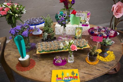 Olha só os apoios das plantas e doces, de crochê colorido. A decoração misturou flores de verdade com as de papel, como o cacto do lado esquerdo