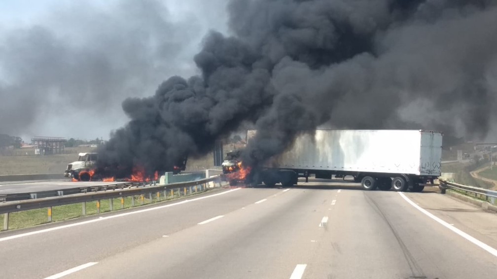 Caminhões incendiados na rodovia Santos Dumont em Campinas durante assalto ao Aeroporto de Viracopos — Foto: Arquivo pessoal