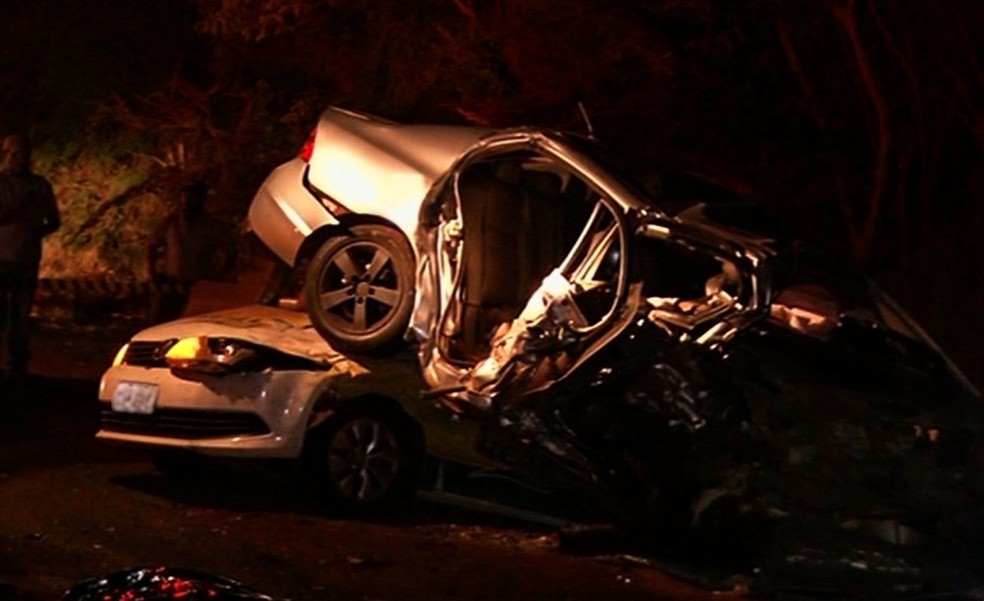 Três carros se envolveram em acidente que deixou cinco mortes e três feridos na GO-210 (Foto: Reprodução/TV Anhanguera)