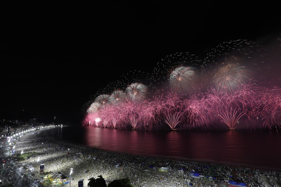 Fogos marcam a chegada do novo ano na Praia de Copacabana