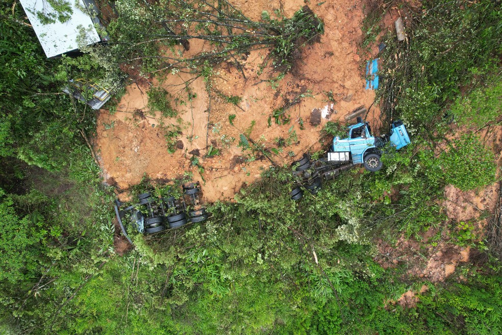 Imagem aérea mostra deslizamento de terra na BR-376, próximo à divisa entre Paraná e Santa Catarina — Foto: Adryel Pabst/Prefeitura de Garuva