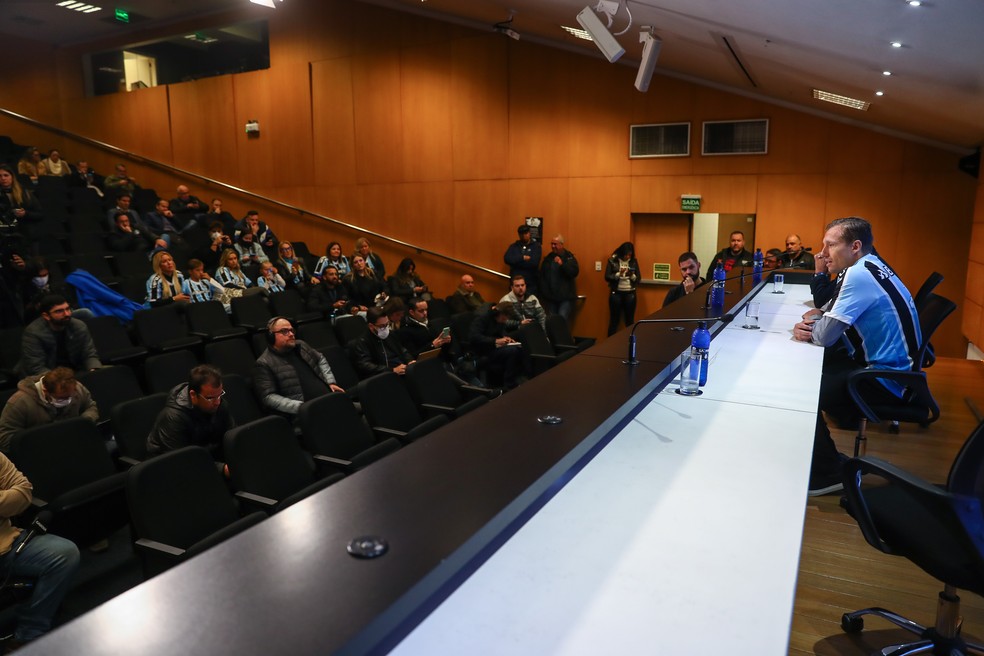 Era um sonho que virou real - Família de Lucas Leiva se emociona durante retorno do jogador ao Imortal