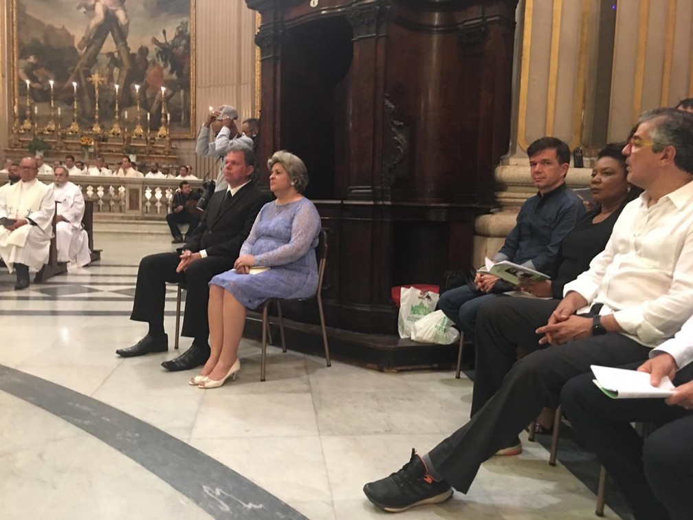 Miraculado Maurício Moreira e os Waldonys e Margareth Menezes estiveram na missa — Foto: Maiana Belo/G1 Bahia