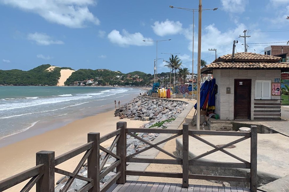 Praia de Ponta Negra durante segundo fim de semana com fechamento da orla em Natal. — Foto: Anna Alyne Cunha/Inter TV Cabugi